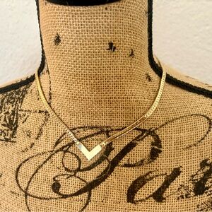 Vintage 1980’s Gold Herringbone Chain Necklace w/Chevron V Focal Point